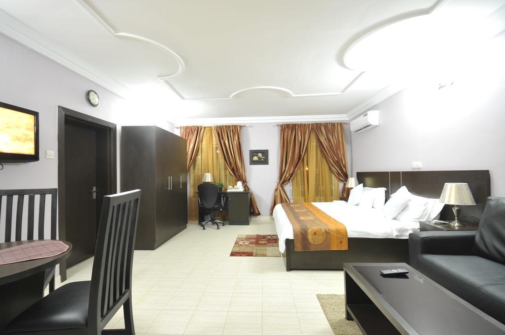 Sheer Luxury Apartments And Suites Абуджа Стая снимка