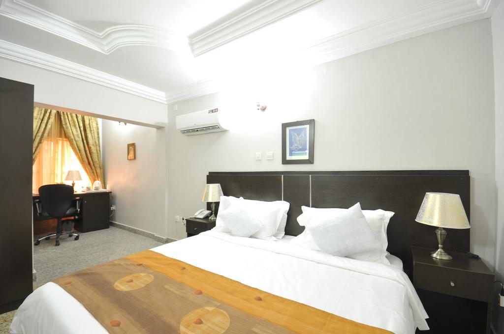 Sheer Luxury Apartments And Suites Абуджа Стая снимка